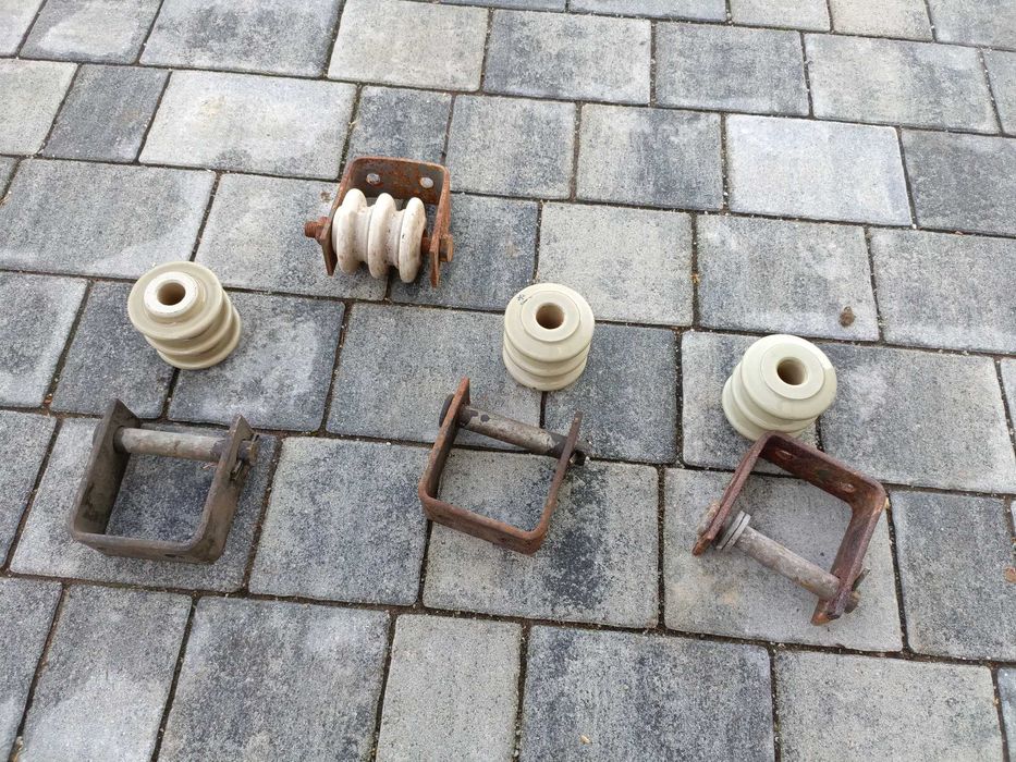 Izolator szpulowy i mocowania do nich