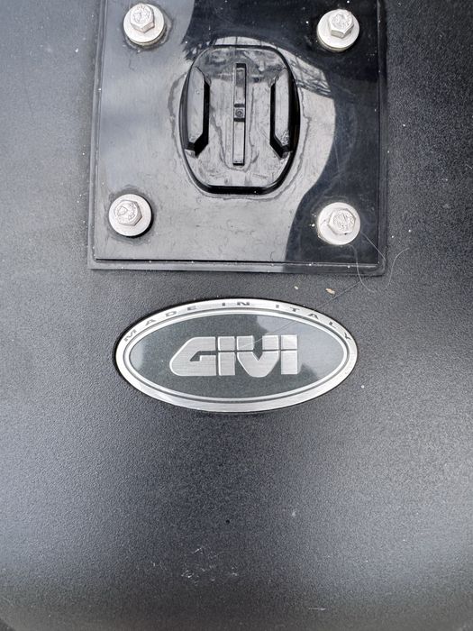 Kufer Givi z amatorskim adapterem do montażu