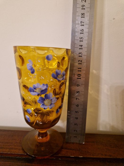 Cudny malowany kieliszek miodowego szkła