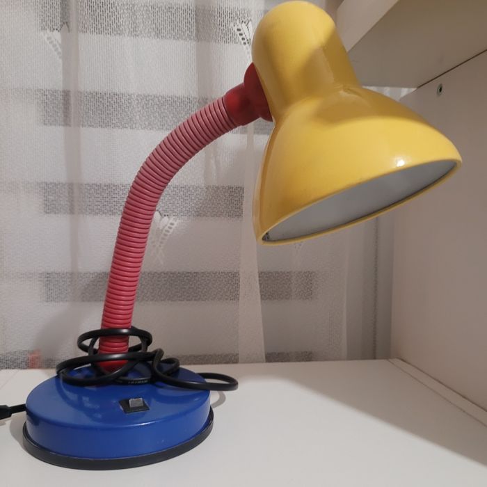 Lampka biurkowa w stylu Memphis