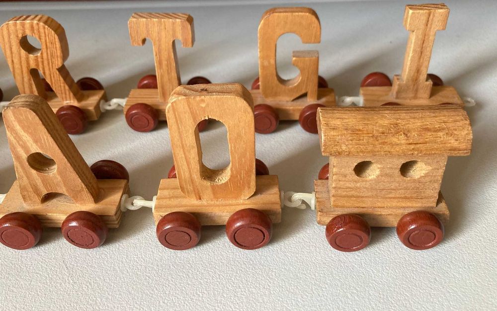 Comboio de Letras de Madeira