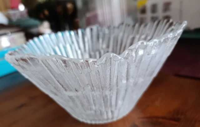 Taça de vidro com relevo