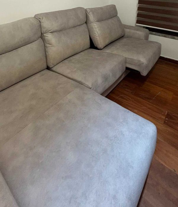 Sofá chaise longue esquerda com poufs