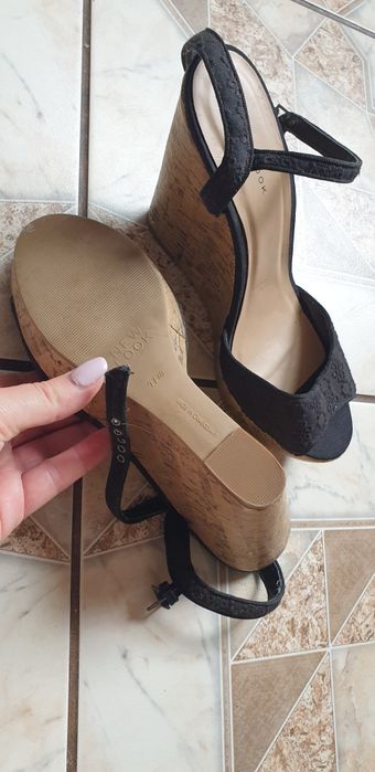 Buty damskie na koturnie