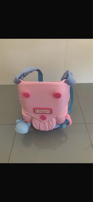 Brinquedo sling para levar bebé a passear ao colo.