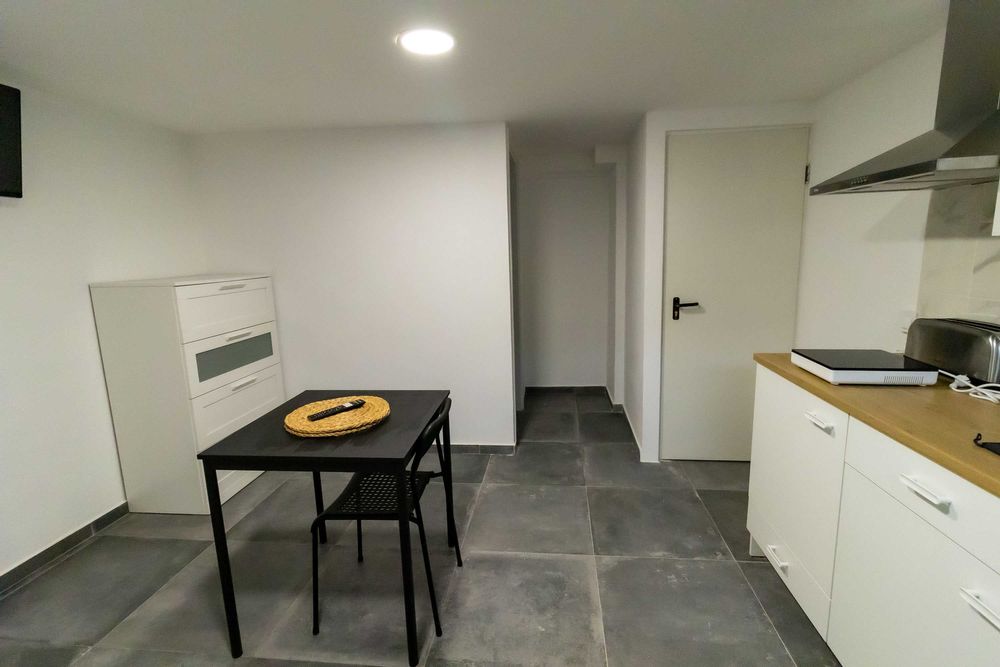 Quarto T0 Estúdio Mobilado - Tudo Incluído (Água, Luz e Net)