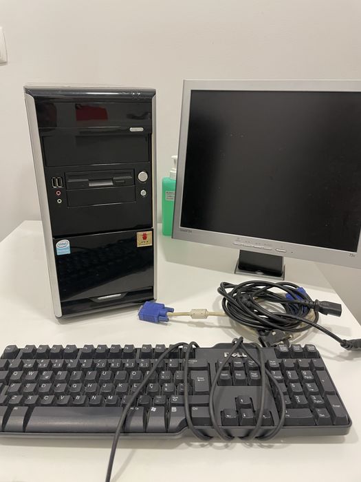 Conjunto de computador, torre e teclado