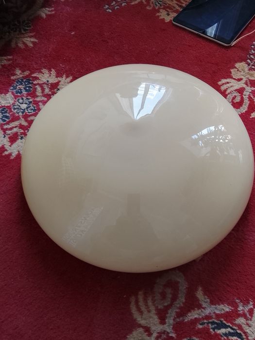 Candeeiro de tecto art Deco em vidro opalino pendurado por cordões de seda