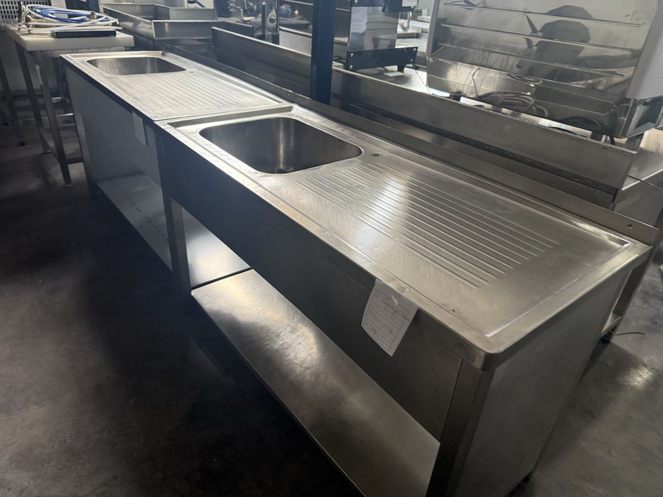 Bancada industrial com pio á esquerda e escorredouro