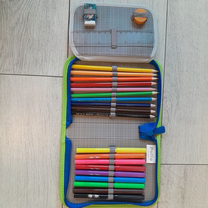 Piórnik szkolony z pełnym wyposażeniem