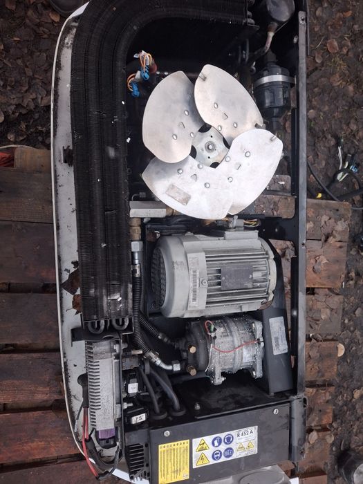 Agregat chłodniczy Carrier Xarios 350 22r stan bdb 12V 230V