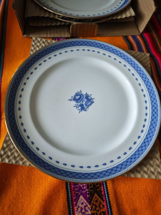 Serviço de mesa em porcelana portuguesa Vista Alegre em perfeito estado