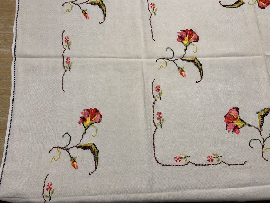 Toalha de Mesa com Bordado em Ponto Cruz