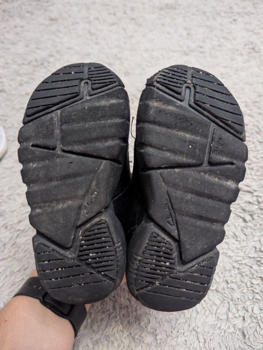 Дитячі натуральні нубукові кросівки Clarks 24 розміру