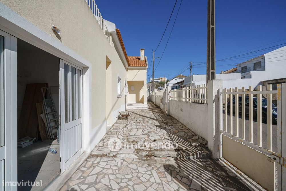 Moradia T4 com garagem e próxima da praia, na Charneca da Caparica