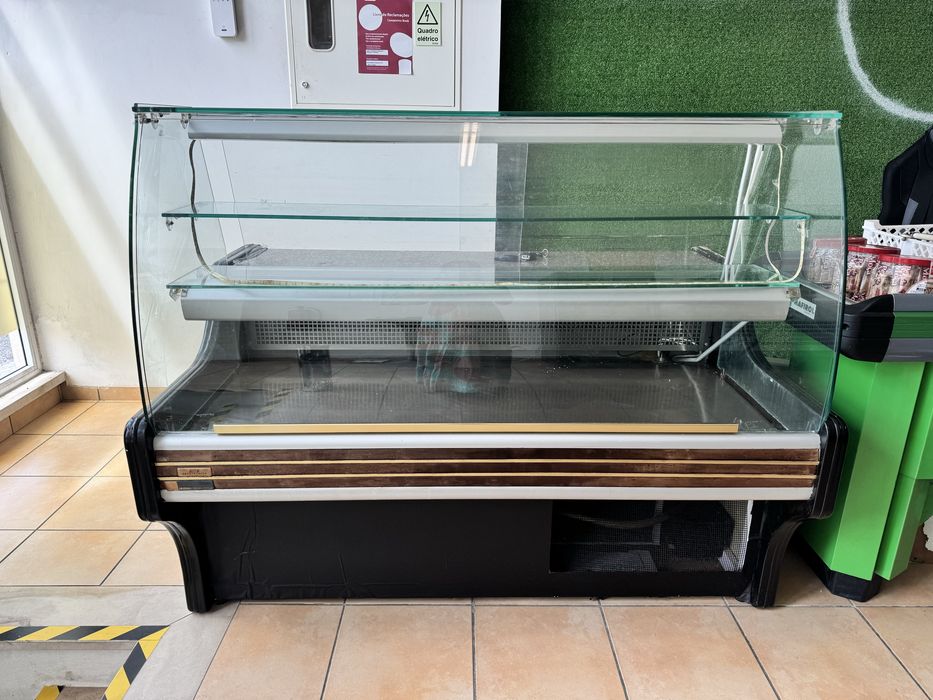 Vende-se vitrine