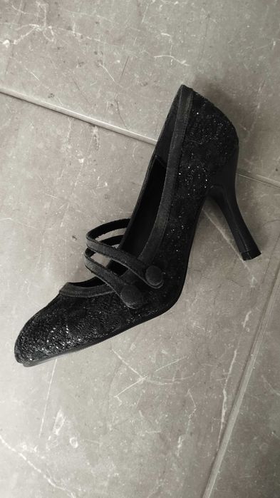 Sapatos novos estilo vintage com renda e brilho