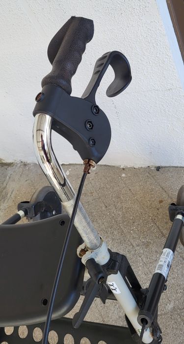 Andarilho  com rodas e travões