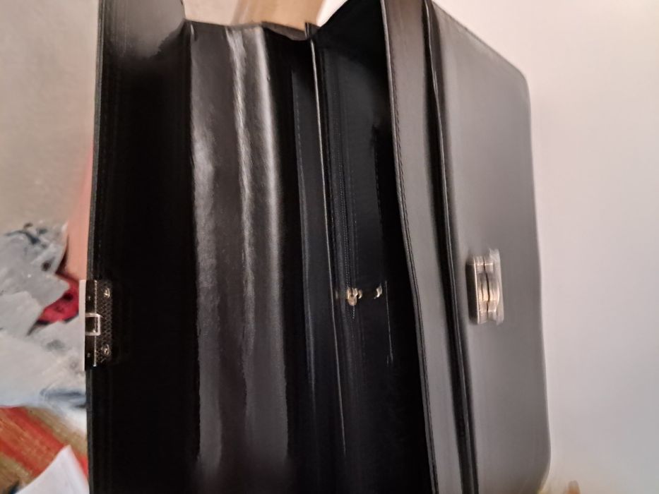 Продам портфель діловий з екошкіри.