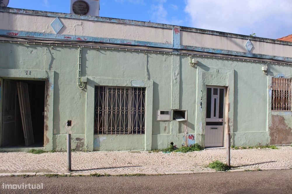 Moradia s rés de chão letra 69  e 71 para renovação Lavradio