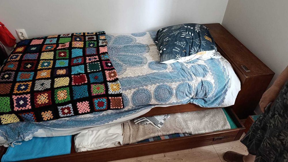 Cama de solteiro com arrumação e gaveta