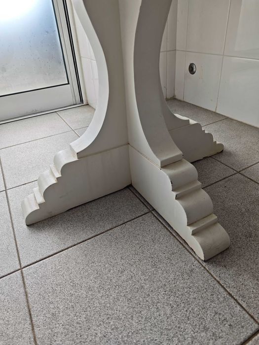 Mesa Redonda Branca de Madeira