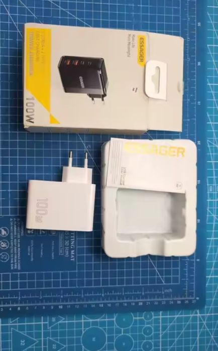 Зарядний пристрій універсальний