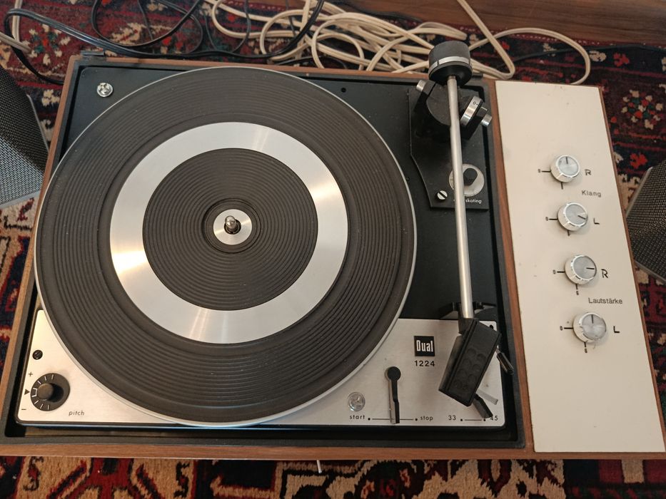 Gramofon z głośnikami