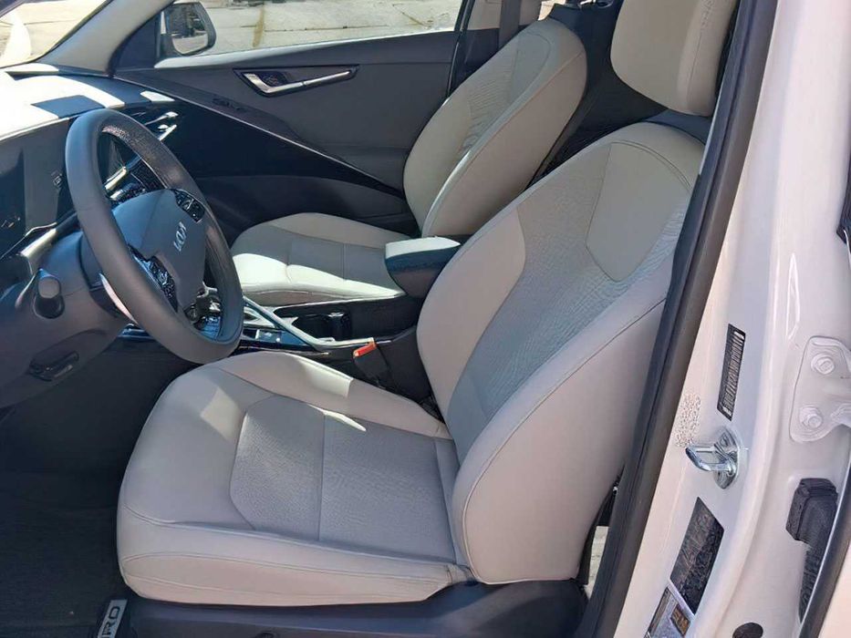 Kia Niro EX      2023