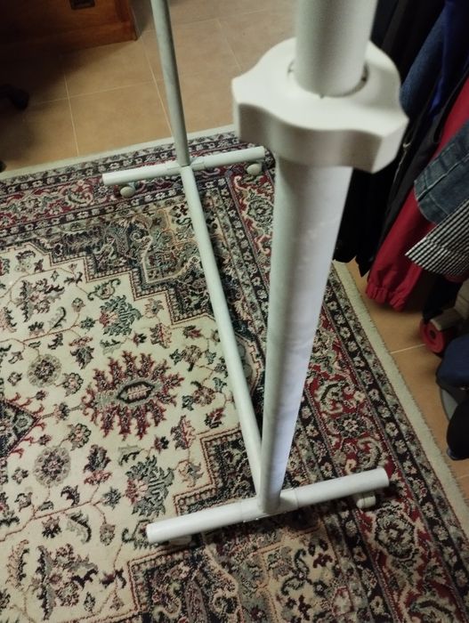 Suporte cabide em ferro com rodas