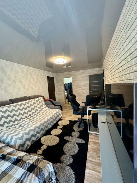 Продам 3к жм Красный Камень ул Савкина кирпичный дом