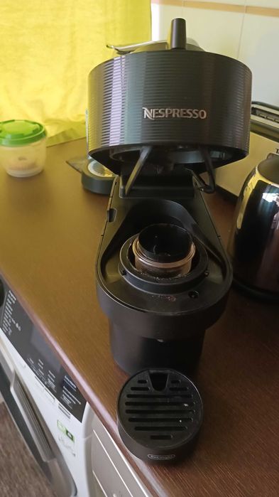 Maquina de Café Nespresso Vertuo Pop Preta