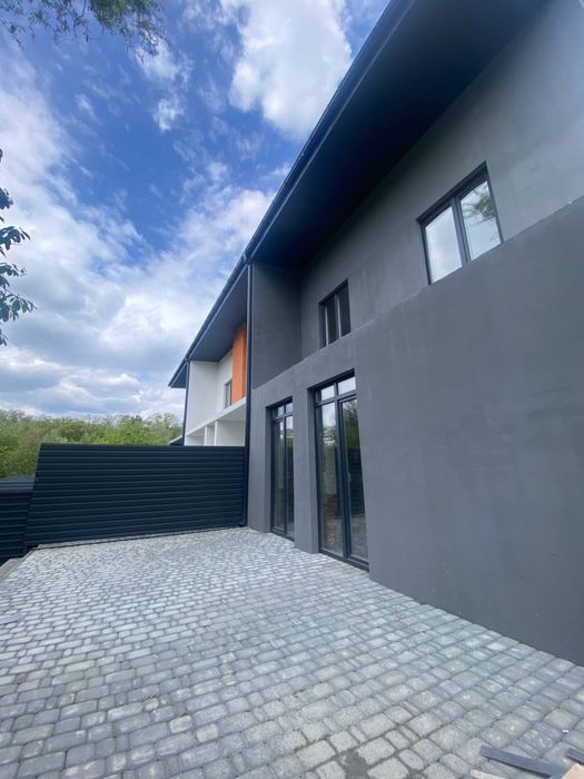 Цікавий, проект будинку на декілька входів для життя або бізнесу.