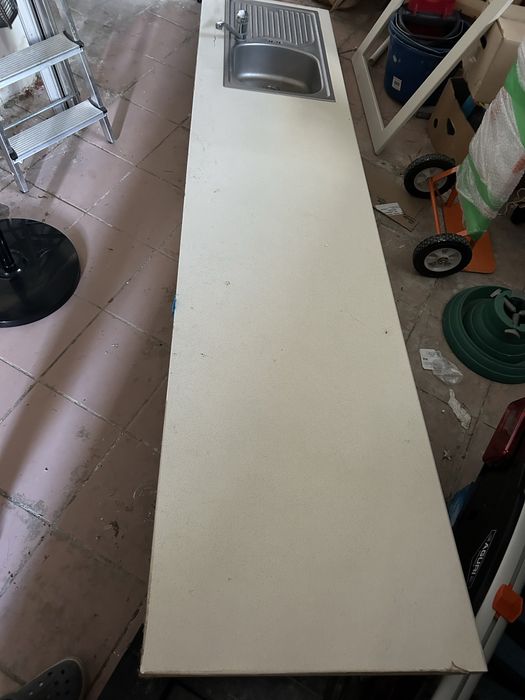 Blat, zlewozmywak, kran. Wymiary 2,72 cm na 60 cm