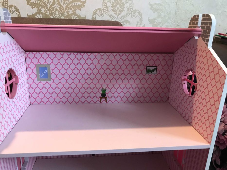 Drewniany domek  dla lalek dziewczynka