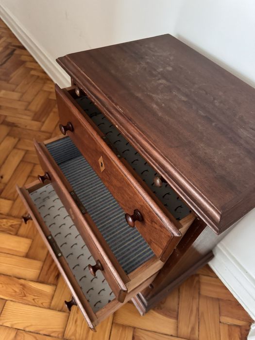 Pequena comoda ou mesa cabeceira madeira macica