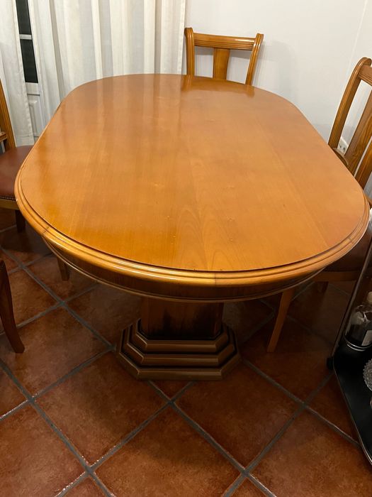 Mesa de sala oval em madeira
