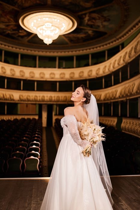 Весільна корсетна сукня зі знімними рукавчиками та шлейфом