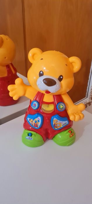 Urso clementoni canta, narra e pede