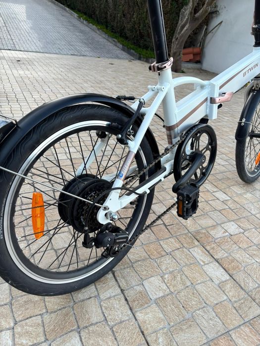 Bicicleta eléctrica nova com bateria danificada