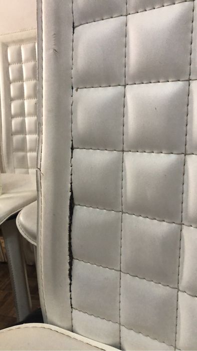 Mesa retratil 4/6 lugares com 6 cadeiras brancas