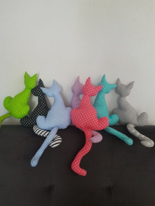 Kot wyglądający przez  okno