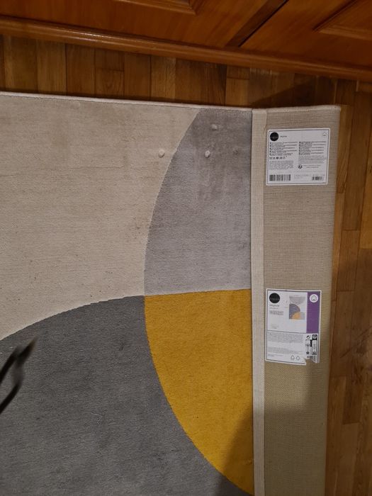 Tapete cinza e amarelo