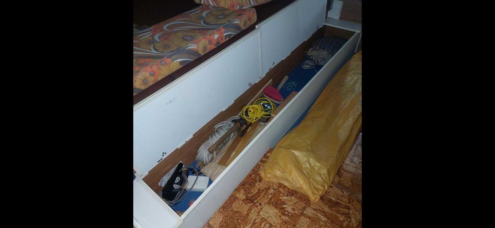 Auto tenda em bom estado geral, esta equipada, praticamente nova..