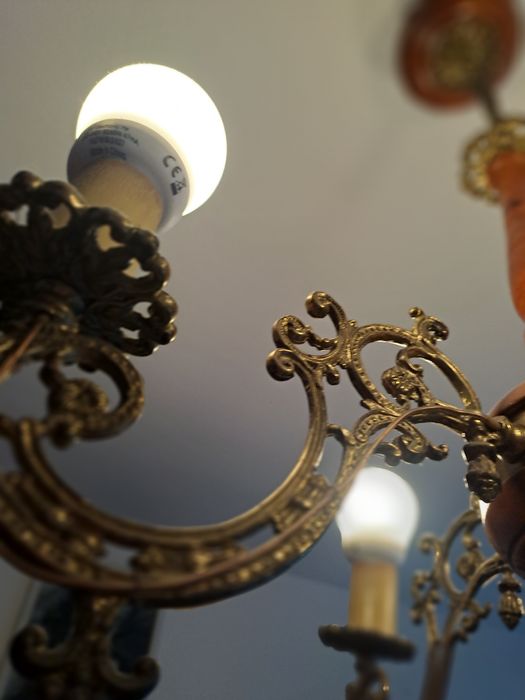 Piękny 4 ramienny żyrandol, mosiądz i drewno