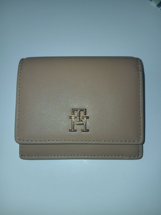 Brązowy portfel damski Tommy Hilfiger Icon Trifold (taupe / beżowy) – Stan Idealny