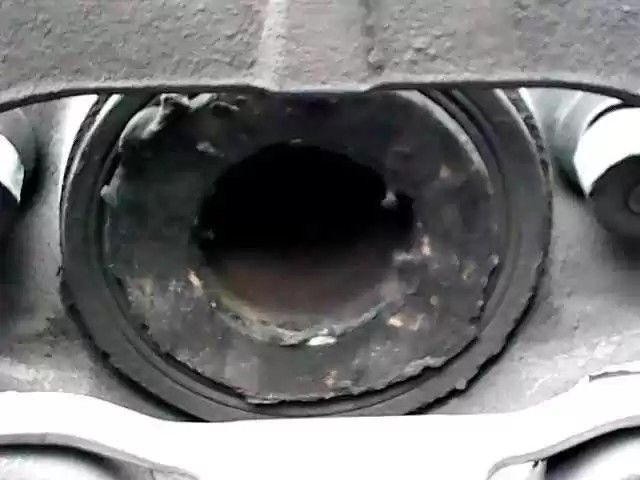 PINÇA TRAVÃO FRONTAL ESQUERDA CHRYSLER VOYAGER IV 2005 -
