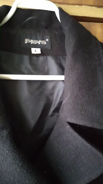 Flauszowy płaszczyk, kolor czarny.