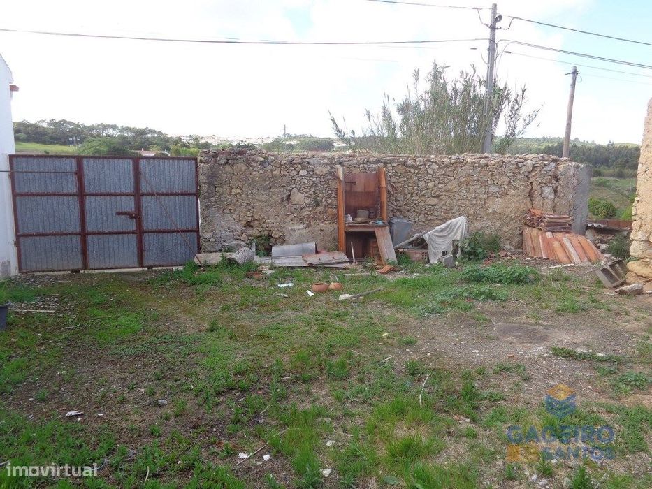 Terreno com ruínas, em A da Gorda.