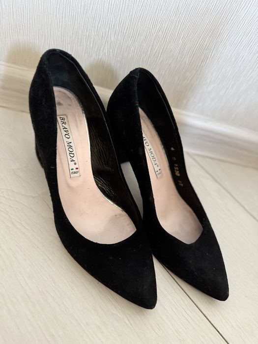 Чорні туфлі на широкому каблуку